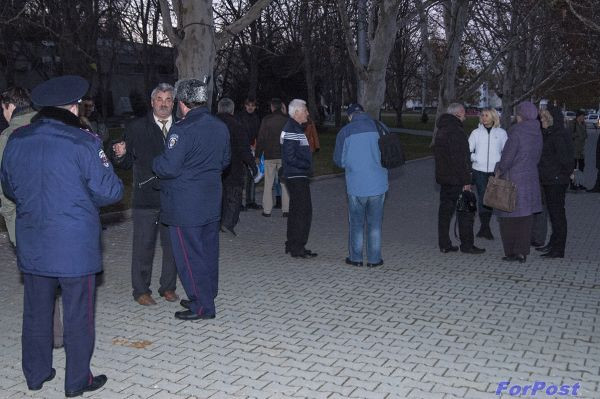 ForPost - Новости: Два сторонника евроинтеграции и Декин пришли к администрации Севастополя требовать отставки Яцубы