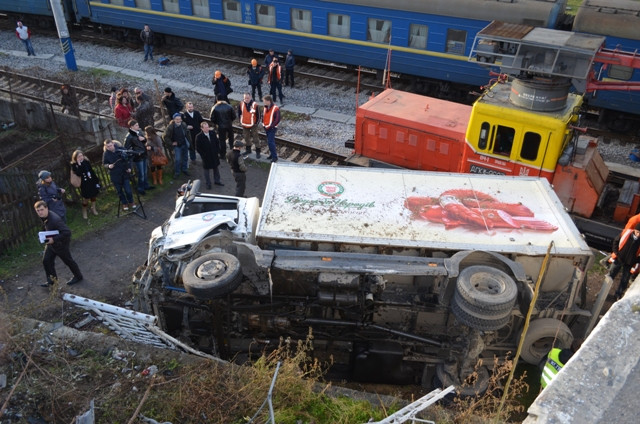 ForPost - Новости: "Слава Богу, машина упала не на пути и не на вагоны" - аварию на железнодорожном мосту в Севастополе прокомментировал Федор Рубанов