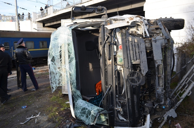 ForPost - Новости: "Слава Богу, машина упала не на пути и не на вагоны" - аварию на железнодорожном мосту в Севастополе прокомментировал Федор Рубанов
