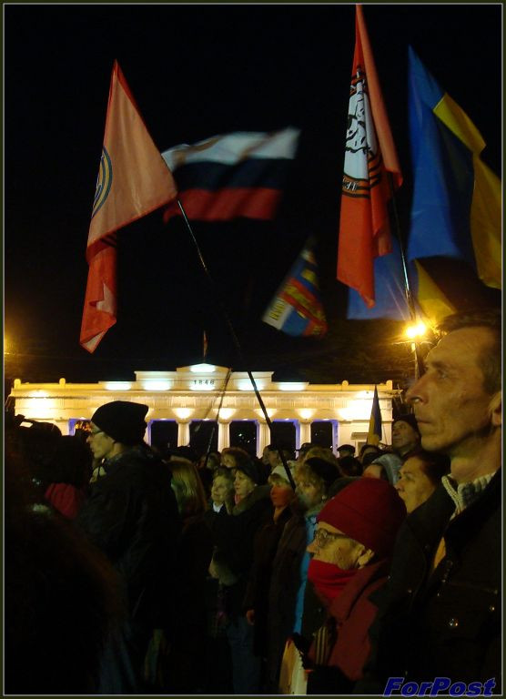 ForPost - Новости: В Севастополе тысячи горожан вышли на площадь Нахимова на митинг без партийных флагов - против нацизма и за конституционный порядок