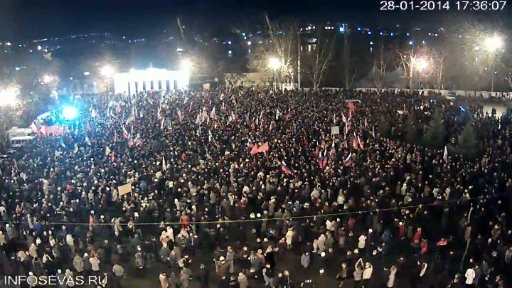 ForPost - Новости: В Севастополе тысячи горожан вышли на площадь Нахимова на митинг без партийных флагов - против нацизма и за конституционный порядок