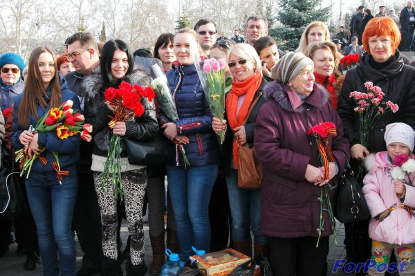ForPost - Новости: В Севастополе цветами и объятиями встретили вернувшихся из Киева милиционеров и беркутовцев