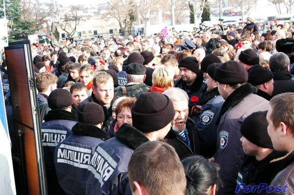ForPost - Новости: В Севастополе цветами и объятиями встретили вернувшихся из Киева милиционеров и беркутовцев