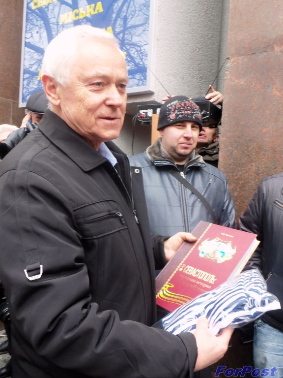ForPost - Новости: Севастопольцы подарили Жириновскому тельняшку и книгу