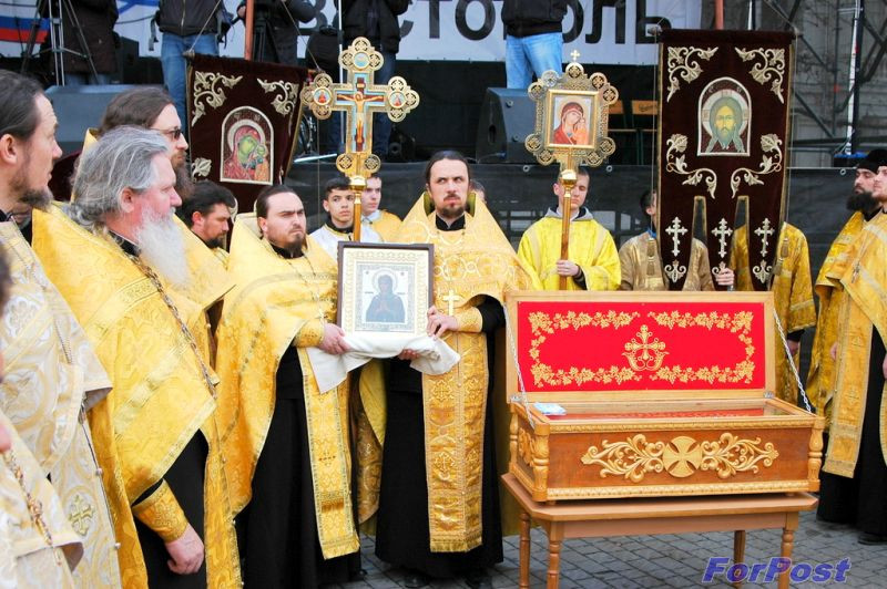 ForPost - Новости: Чудотворный образ Божьей Матери, привезенный в Севастополь, обильно замироточил, находясь ещё в небе