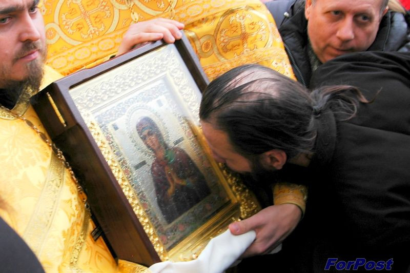 ForPost - Новости: Чудотворный образ Божьей Матери, привезенный в Севастополь, обильно замироточил, находясь ещё в небе