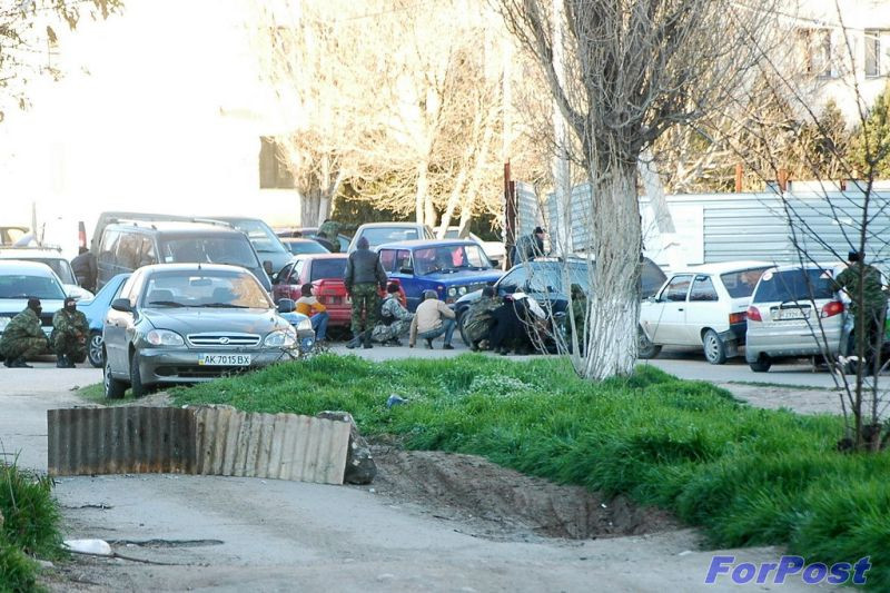 ForPost - Новости: Войсковая часть на Бельбеке занята силами самообороны. Над частью взмыл российский флаг