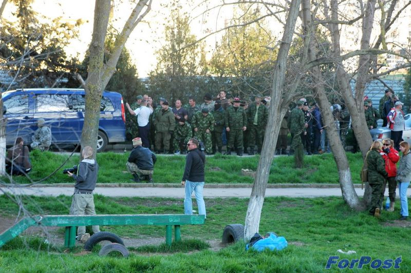 ForPost - Новости: Войсковая часть на Бельбеке занята силами самообороны. Над частью взмыл российский флаг