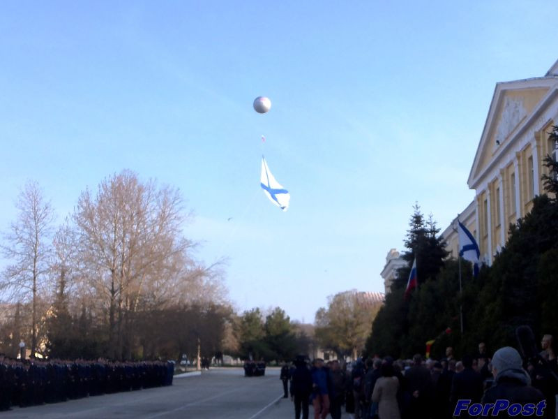 ForPost - Новости: Самый большой в мире военный флаг поднят в небо Севастополя
