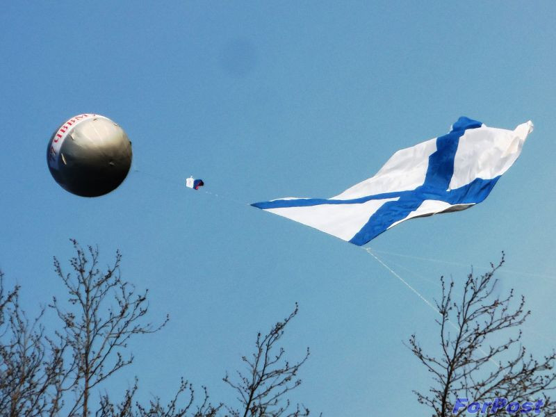 ForPost - Новости: Самый большой в мире военный флаг поднят в небо Севастополя