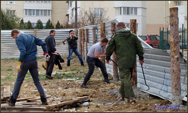 ForPost - Новости: Жители Севастополя демонтировали очередной "застроечный" забор. Теперь на Хрусталёва