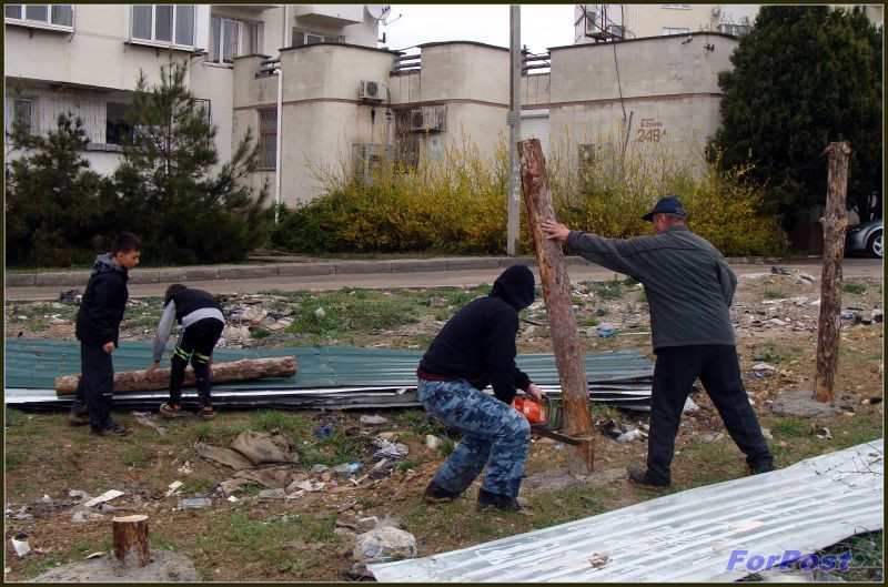 ForPost - Новости: Жители Севастополя демонтировали очередной "застроечный" забор. Теперь на Хрусталёва
