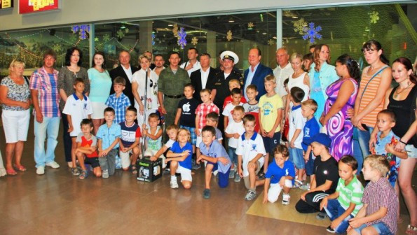 ForPost - Новости: В Севастополе «Грифоны» получили подарки от звезд российского хоккея