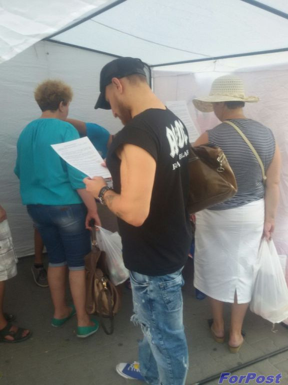 ForPost - Новости: Жители Севастополя выстраивались в очередь, чтобы подписать обращение к Путину