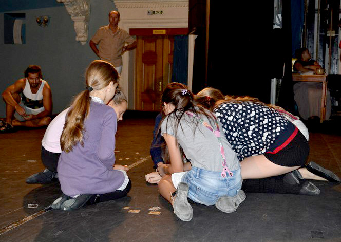 Тишина 10 часов тишины. Закон о тишине в янао. Закон тишины на ямале. Шумные соседи в квартире. Два часа тишины.