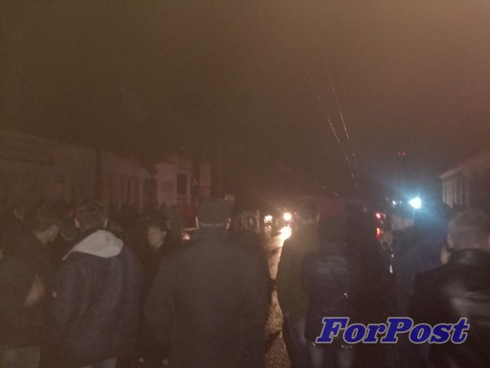 ForPost - Новости: Около двухсот человек у ТЦ Апельсин перекрыли дорогу и требуют Сергея Меняйло