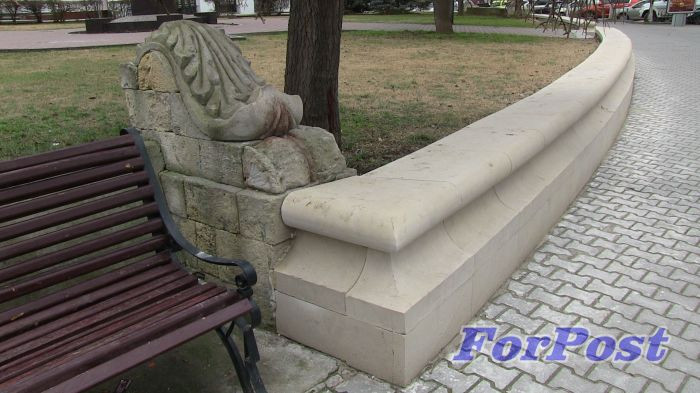 ForPost - Новости: Камень парапета у памятника Сенявину в Севастополе «настоится» и станет крымбальским, - чиновники и эксперты