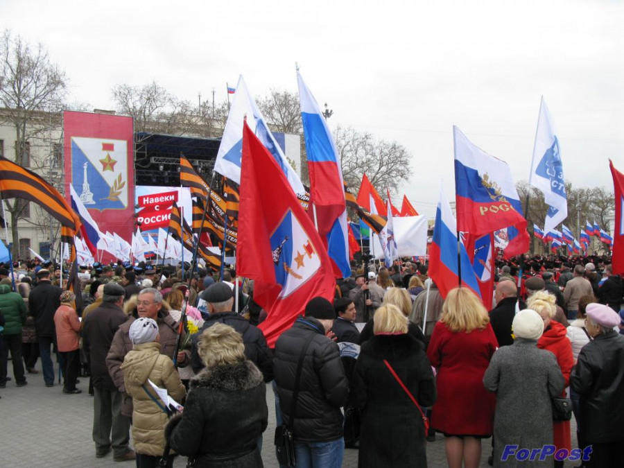 Воссоединение крыма и севастополя с россией произошло. Воссоединение Крыма с Россией 2014. Воссоединение Крыма с Россией Ресенчук. Референдум о воссоединении Крыма с Россией. Севастополь празднует присоединение к России.