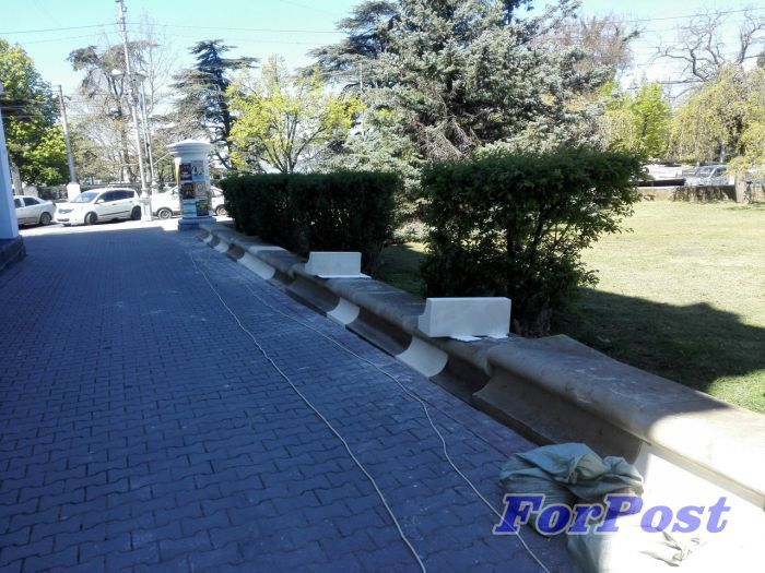 ForPost - Новости: Парапет у памятника Сенявину снова меняют