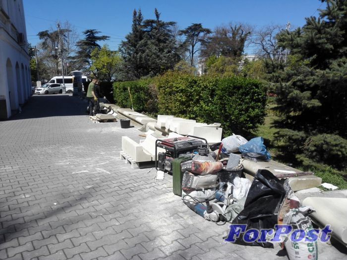 ForPost - Новости: Парапет у памятника Сенявину снова меняют