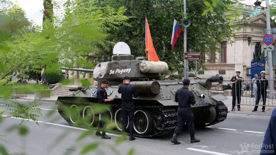 ForPost - Новости: Советские танки и женский батальон: как прошёл Парад Победы в Севастополе
