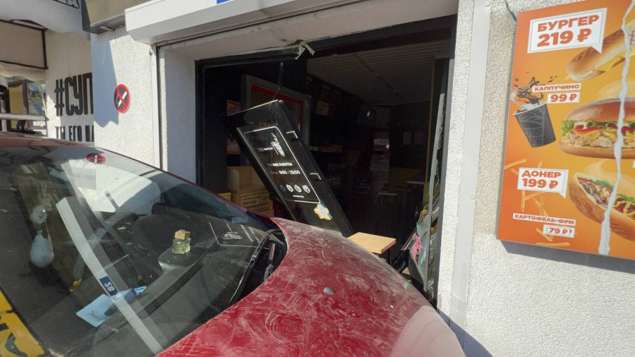 ForPost - Новости: В Севастополе машину забросило в киоск с шаурмой 