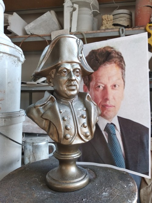 ForPost - Новости: Скульптуру «вежливого человека» в Севастополе сравнили с урнами и кашпо