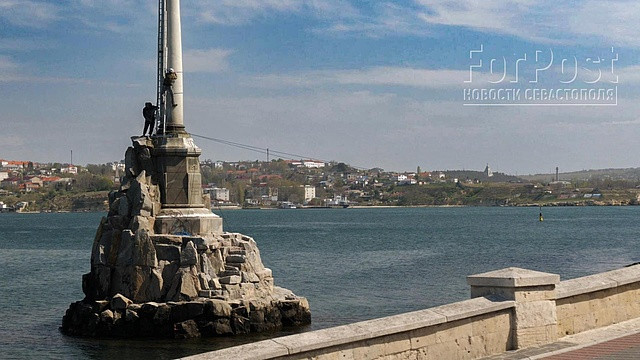 ForPost - Новости: Памятник затопленным кораблям в Севастополе будет блестеть всем врагам назло