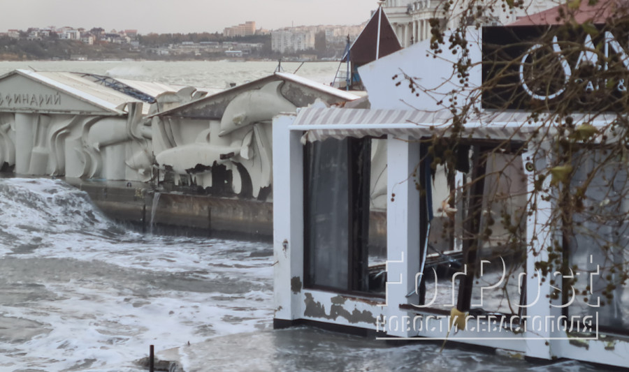 ForPost - Новости: Как пострадал центр Севастополя после пика ночного шторма