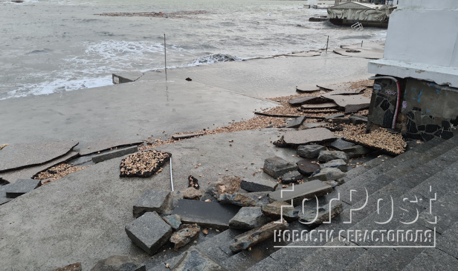 ForPost - Новости: Как пострадал центр Севастополя после пика ночного шторма