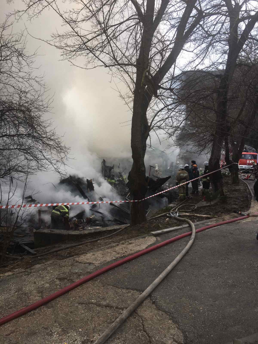 ForPost - Новости: В Севастополе в завалах сгоревшего дома ищут семью из четырёх человек 