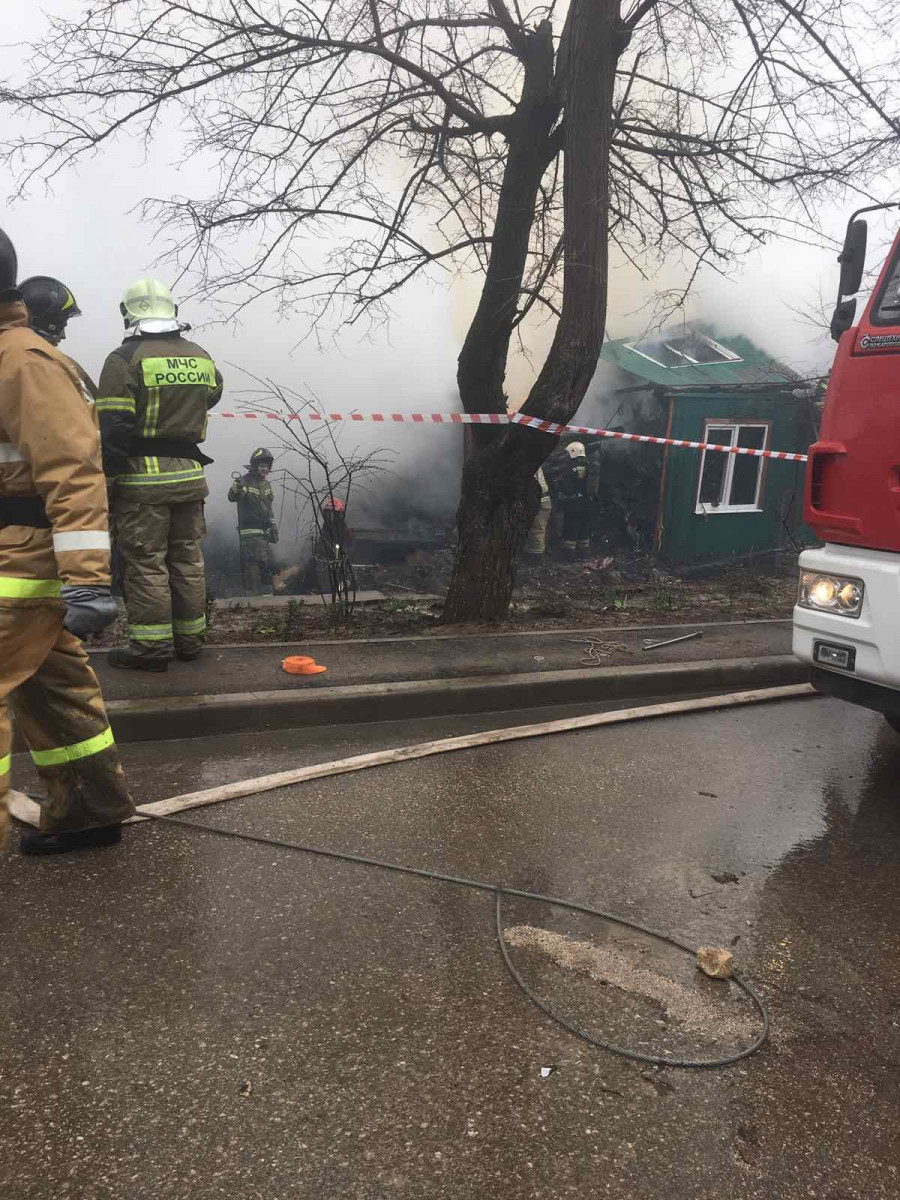 ForPost - Новости: В Севастополе в завалах сгоревшего дома ищут семью из четырёх человек 