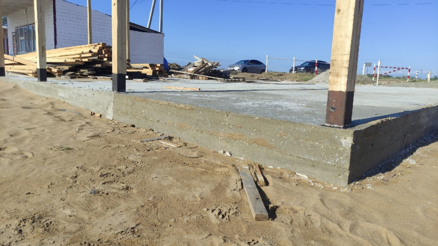 ForPost - Новости: На знаменитом пляже «Вязовая роща» под Севастополем убирают бетонные блоки