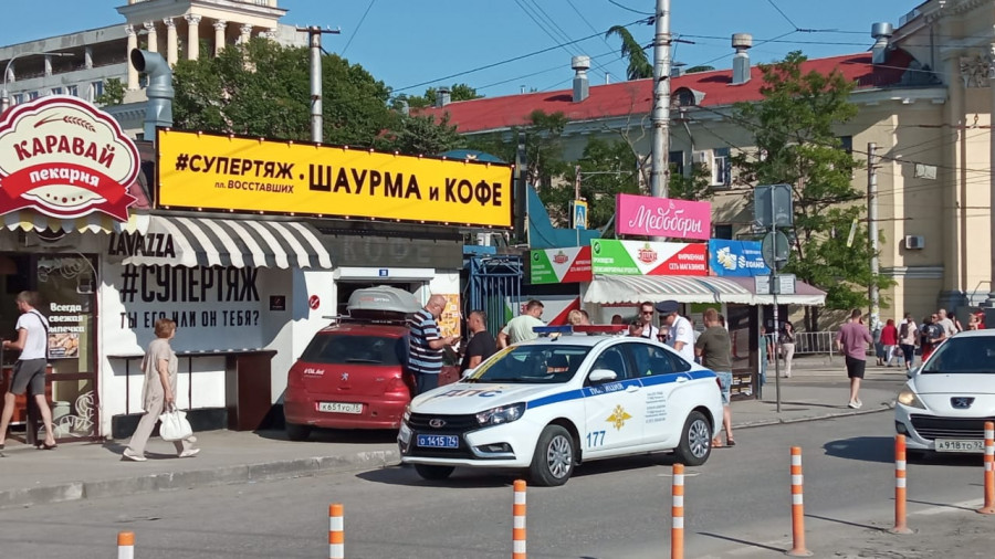 ForPost - Новости: В Севастополе машину забросило в киоск с шаурмой 