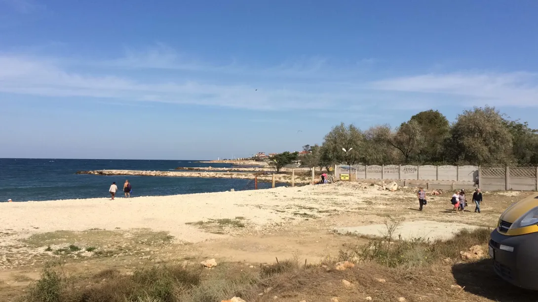 Севастопольцы вышли на уборку Солдатского пляжа