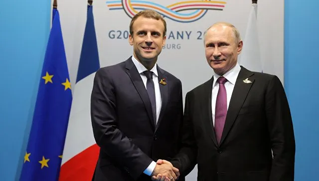 Макрон посетит ПМЭФ по приглашению Путина