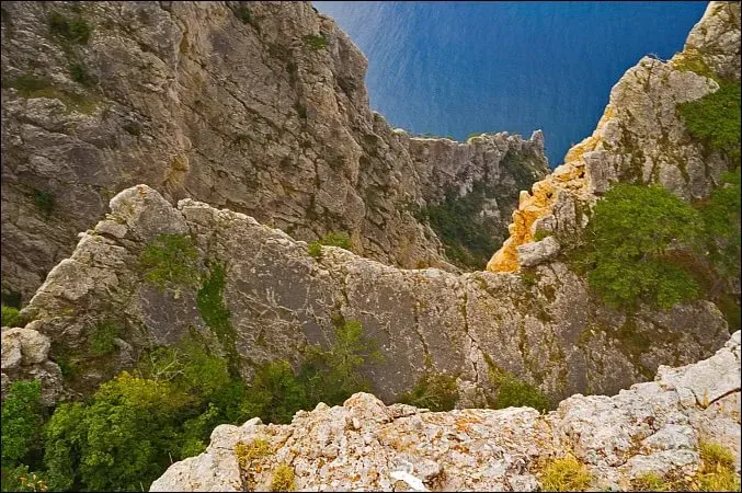 Сняли со скалы и вернули в родную гавань