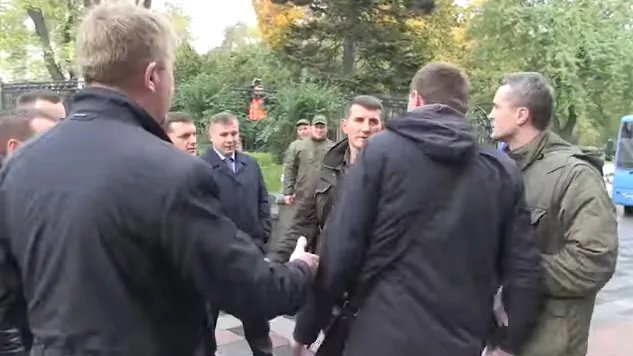 Депутат Рады Парасюк дал пинка главе госохраны Украины Гелетею