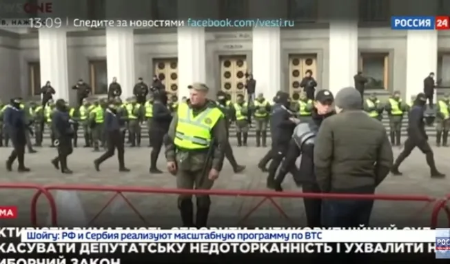 Протестующие у Рады выложили сладкое послание президенту Украины