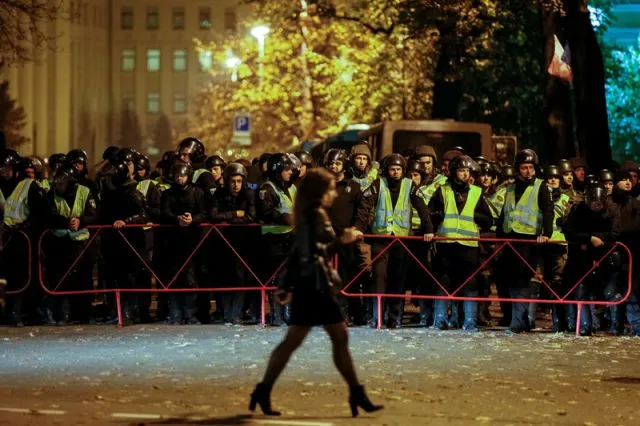 В Киеве митингующие у здания Рады подрались с полицейскими