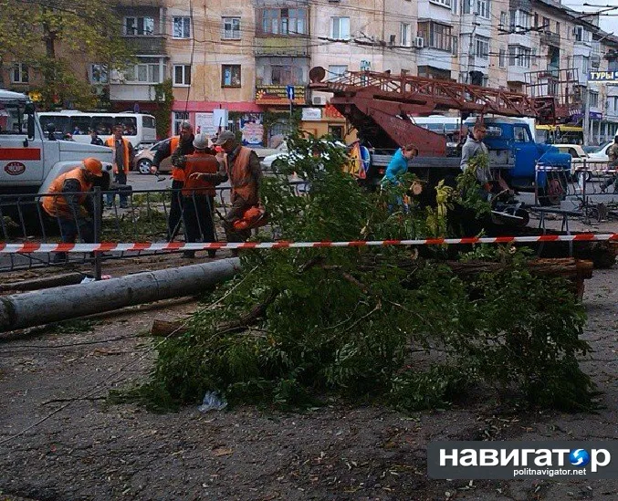МЧС предупреждает крымчан о ветре, который может снести крыши