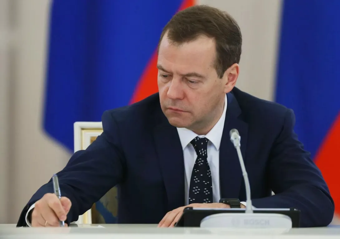 Медведев подписал постановления о внесении изменений в ПДД
