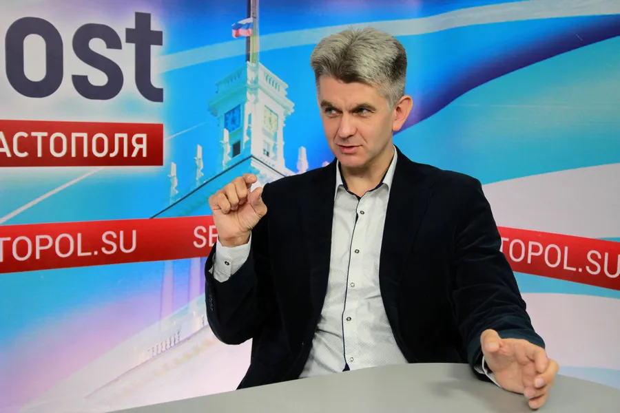 «Почти полдень». Сегодня в студии ForPost доктор физмат наук, профессор Максим Евстигнеев