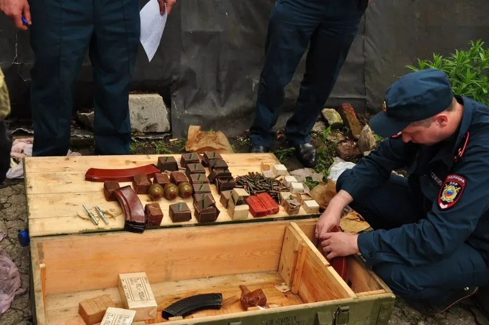 Сотрудники МВД ЛНР изъяли из тайника в Кировске более 6,5 тыс. единиц оружия и боеприпасов
