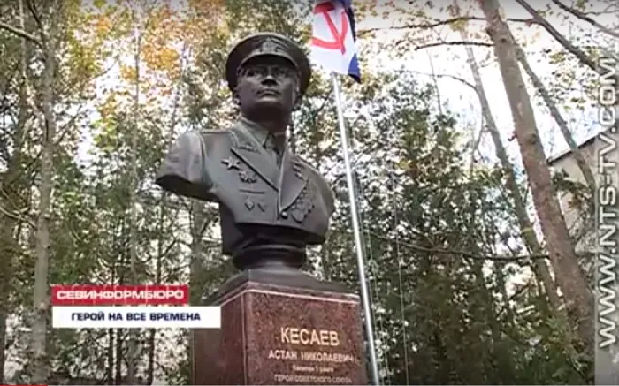 В севастопольской школе открыли памятник герою–подводнику Астану Кесаеву