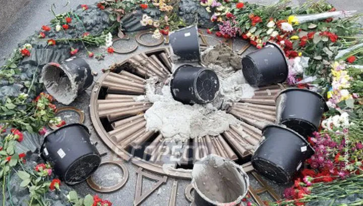 В Киеве залили цементом мемориал "Вечный огонь"