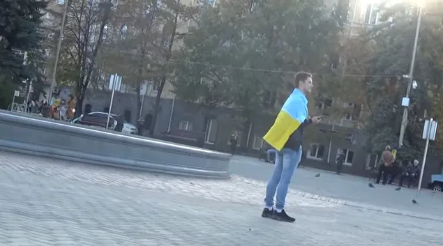 Как россияне реагируют на людей с украинским флагом