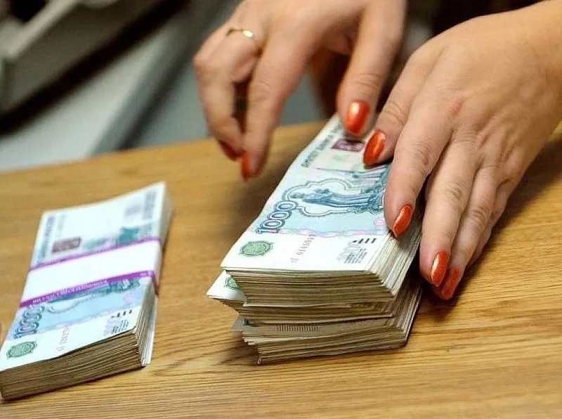 Экономист крымского МУПа присвоила 270 тысяч рублей