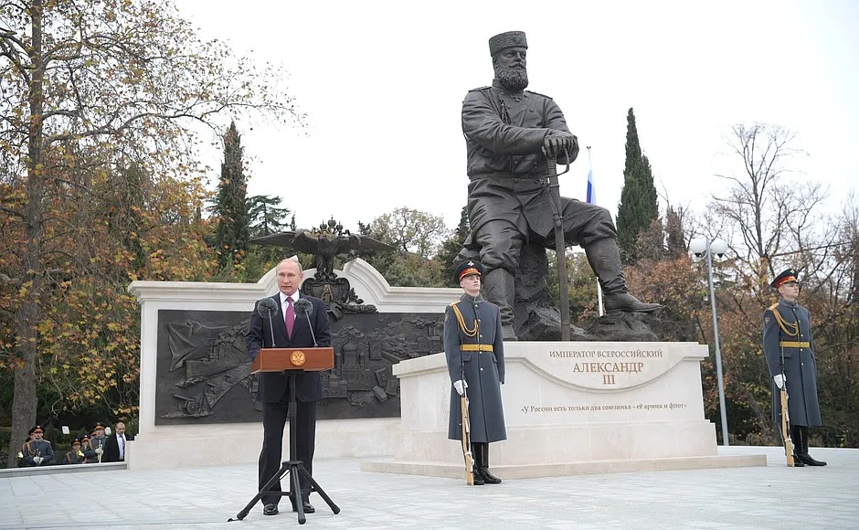 Президент России в Ливадии открыл памятник императору Александру Третьему
