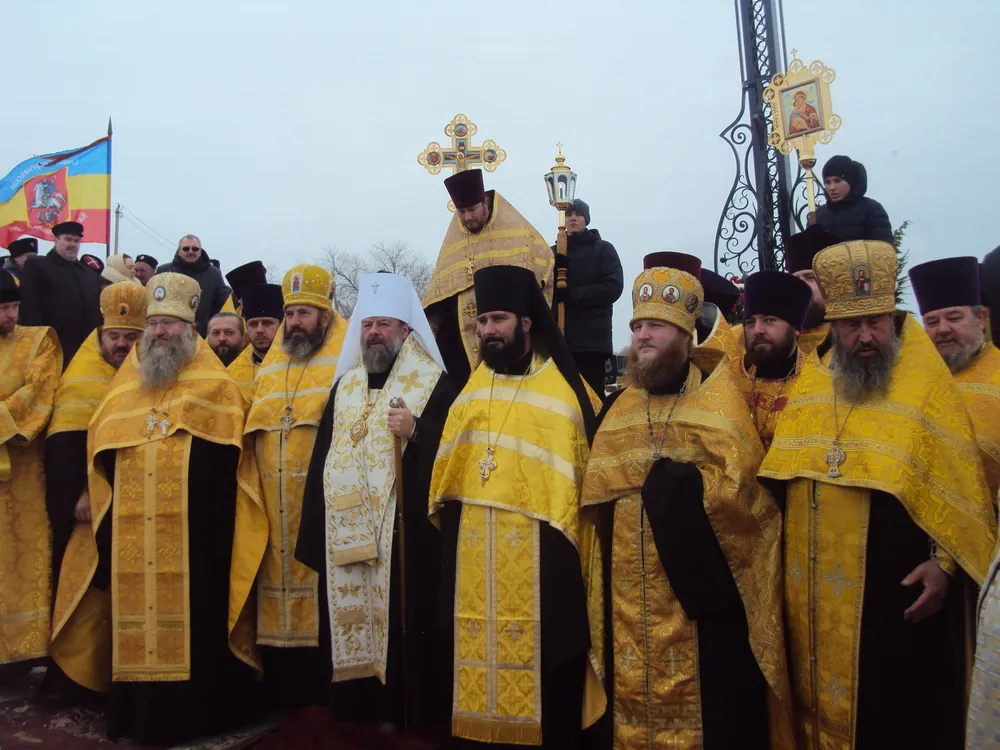 Священнослужители освятили восьмиметровый поклонный крест в Перевальском районе